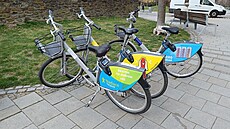 Flotilu mechanických bicykl� ve ��á�e nad Sázavou a Polni�ce loni doplnilo dvacet kus� v elektro verzi.