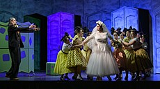 Martin Gurba� (Nonancourt), Veronika Rovná (Elena) a sbor v ostravské inscenaci...