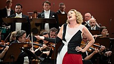 Magdalena Ko�ená a �lenové �eské filharmonie p�i provedení Sedmi smrtelných...