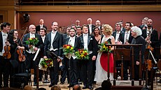 �eská filharmonie, sólisté a dirigent Simon Rattle p�i d�kova�ce po provedení...