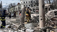 Pi ruském raketovém útoku na Sumy na severu Ukrajiny zemelo 34 lidí. (13....