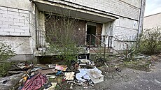 Zdevastovaný blok F1 na litvínovském sídli�ti Janov. Pohled zezadu. (duben 2025)