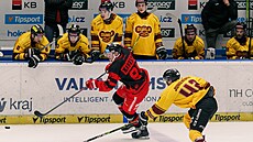 Jakub Navrátil pod dohledem jihlavské st�ída�ky uniká Jungwirthovi.