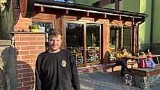 Lubo� Jadrní�ek p�ed svojí hospodou a pivovarem v Nám�ti na Hané. Podnik se...