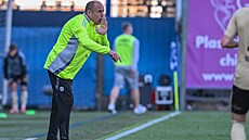 Budjovický trenér Jií Lerch udílí hrám pokyny v zápase s Olomoucí.