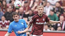 Spar�anský obránce Jaroslav Zelený (vpravo) centruje p�es Denise Donáta z Mladé...