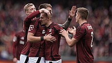 Sparantí fotbalisté oslavují trefu Lukáe Haraslína, gól proti Mladé...