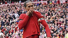 Liverpoolský stoper Virgil van Dijk slaví sv�j vít�zný gól z poslední minuty...