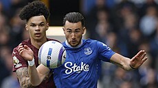 Jack Harrison z Evertonu (vpravo) a Nico O�Reilly z Manchesteru City bojují o...
