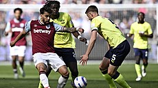 Lucas Paqueta z West Hamu odehrává mí� p�ed Jackem Stephensem ze Southamptonu.