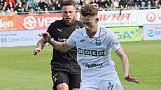 Karvinský st�edopola� David Planka si kryje mí� p�ed Vasilem Ku�ejem ze Slavie.