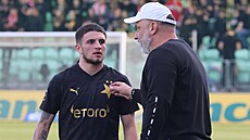 Slávistický trenér Jindich Trpiovský v peruené he dává pokyny Christosi...