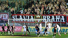 Fanou�ci Slavie zaplnili v Karviné tribunu za jednou z branek.