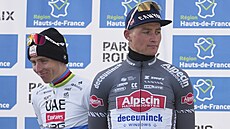 Druhý Tadej Pogaar (vlevo) prochází na pódiu okolo Mathieua van der Poela,...