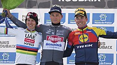 Stupn� vít�z� po závodu Pa�í��Roubaix: zleva druhý Tadej Poga�ar, vít�z Mathieu...