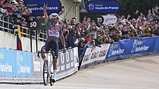 Mathieu van der Poel vít�zí v závod� Pa�í��Roubaix.