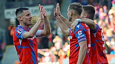 Plzetí fotbalisté se radují z gólu Lukáe Kalvacha (vlevo).