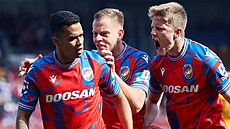 Plzetí fotbalisté oslavují gól, který vstelil Cadu (vlevo).