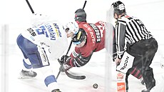 Arttu Ilomäki z Komety (vlevo) a sparan Vladimír Sobotka na buly