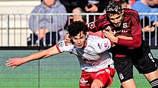 Pardubický zálo�ník �t�pán Mí�ek (vlevo) se sna�í utéct s mí�em Albionu...