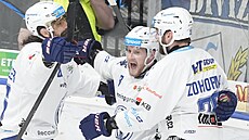 Brnntí hokejisté se radují z gólu Hynka Zohorny (vpravo) v rozhodujícím...