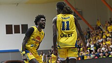 Radost ústeckých basketbalisté Lesleyho Varnera a Krise Martina