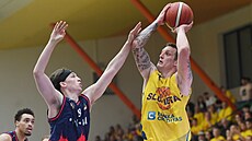 Ústecký Ladislav Pecka se chystá ke stele v utkání proti Brnu.