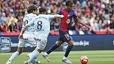Barcelonský k�ídelník Lamine Yamal vede mí� v utkání proti Celt� Vigo.