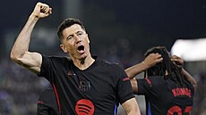 Úto�ník Robert Lewandowski z Barcelony se raduje ze svého gólu.