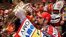 Josef Beránek popíjí z poháru pro vít�ze extraligy v roce 2008.