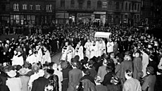 Velikono�ní bohoslu�ba na Vinohradském nám�stí u Kostela svaté Ludmily na Velký...