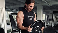 TRÉNINK. Bez posilovny si nelze tento sport p�edstavit. T�locvi�na a k tomu...