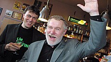 Noviná� Jaromír �t�tina, oslavuje své zvolení do senátu. Senátní volby 2004.