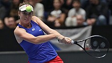 Linda Nosková hraje bekhend v utkání BJK Cupu v Ostrav� proti Brazilkám.