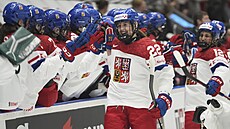 Tereza Plosová slaví se spoluhrá�kami gól proti USA.