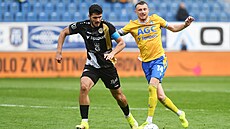 Hradecký Filip �ihák bojuje o mí� s Ladislavem Krej�ím z Teplic.