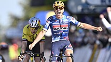 Remco Evenepoel slaví vít�zství nad Woutem van Aertem na Brabantském �ípu.