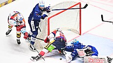 Michal Postava se natahuje po puku, který se sna�í do brn�nské brány dorazit...