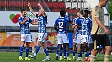 Olomoucký Ji�í Spá�il gratuluje Jáchymu �ípovi ke gólu proti Bud�jovicím.