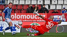 Olomoucký Jáchym �íp p�ekonává bud�jovického branká�e Martina Janá�ka.