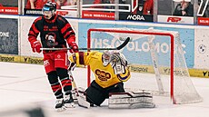 Olomoucký útoník Martin Kohout brání ve výhledu jihlavskému brankái Adamu...