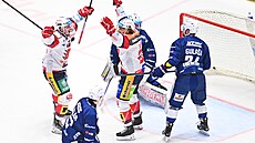 Jan Mandát p�ijí�dí k Luká�i Sedlákovi oslavit s ním srovnávací branku Pardubic.