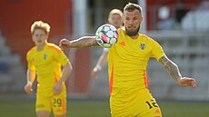 Jihlavský obránce Vít Bene� zpracovává mí� p�i utkání se Zlínem.