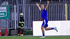 Prost�jovský kapitán Ond�ej �ev�ík slaví vlastní gól Zbrojovky.