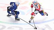 Marek �aloga brání v akci Romanu �ervenkovi.