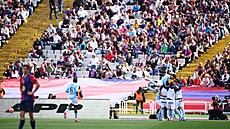 Borja Iglesias slaví se spoluhrá�i z Celty Vigo t�etí gól proti Barcelon�,...