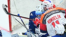 Jáchym Kondelík se sna�í dostat puk za Michala Postavu do brn�nské brány.