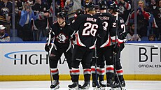 Hokejisté Buffala se radují z trefy proti Philadelphii.