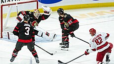 Linus Ullmark chytá puk do lapa�ky po rán� Jespereiho Kotkaniemiho.