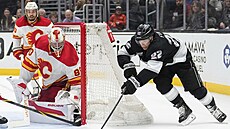 Kevin Fiala se otáí s pukem kolem branky Dana Vladae.
